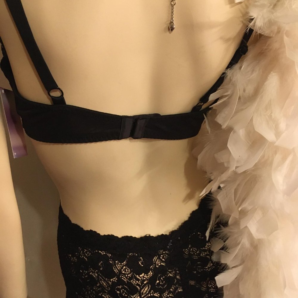 GORGEOUS pin up style lace bra and shorts set with hello kitty crystal details - Picture 4 of 12